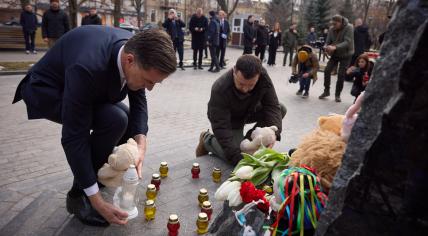 Mark Rutte and Volodymyr Zelenskyy visit a monument in Kharkiv dedicated to children killed during the war between Russia and Ukraine. 1 March 2024