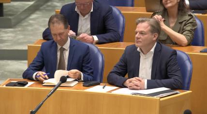 NSC leader Pieter Omtzigt (right) and Eddy van Hijum (left) in a parliamentary debate on the Cabinet formation talks between PVV, VVD, NSC, and BBB, 29 March 2024