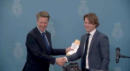 Tweede Kamer Char Martin Bosma accepts a status report from Kim Putters after a fresh round of Cabinet formation talks. 14 March 2024