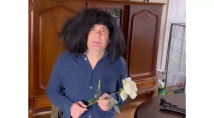 Comedian Hans Teeuwen in a cheeky parody of Amsterdam Mayor Femke Halsema with a prop gun on a table. Police raided his home a few hours later because of the gun. 12 March 2024
