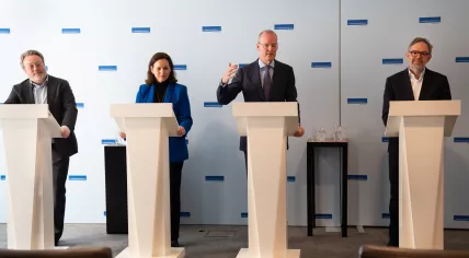 The leaders of the Dutch central bank, DNB, discuss the 2023 annual report. From left to right, Olaf Sleijpen, Nicole Stolk, Klaas Knot and Steven Maijoor. 14 March 2024
