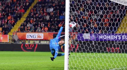 Holland scores the 1-0. Norway goalkeeper Cecilie Fisterstrand has no chance during the European Championship qualifying match for women in group A1 between the Netherlands and Norway at the Rat Verlegh stadium on April 9, 2024 in Breda, the Netherlands.