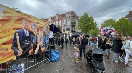 People celebrate King's Day on Hogeweg in Amsterdam-Oost. 27 April 2024