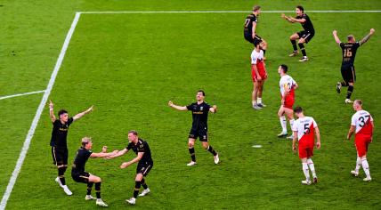 Go Ahead Eagles players celebrate the 1-2 by Joris Kramer (4). Utrecht players disappointed during the European football play-offs final between FC Utrecht and Go Ahead Eagles at Galgenwaard stadium on May 26, 2024 in Utrecht, Netherlands