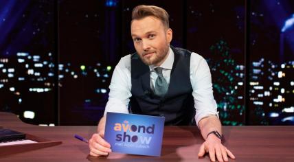 Arjen Lubach on the set of De Avondshow.