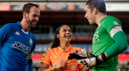 Shukrula during her debut as referee in the Tweede Divisie.