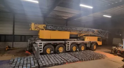 Police seizes 3,000 kilos of cocaine in Moerdijk.