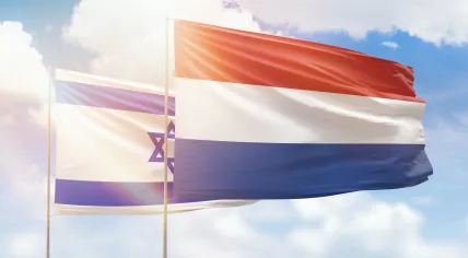 Flags of the Netherlands and Israel alongside each other