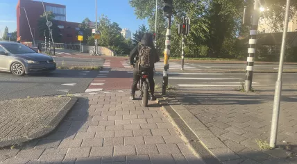A fat bike rider stops just in time for a red light in Amsterdam-Oost. 7 June 2024