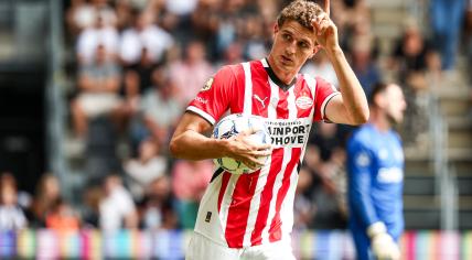 Guus Til of PSV Eindhoven celebrates the 1-1 during the Dutch Eredivisie match between Heracles Almelo and PSV at Asito stadium on August 18, 2024 in Almelo, Netherlands.