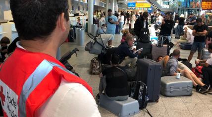 An employee of the Red Cross with stranded passengers at Eindhoven airport, August 28, 2024.