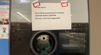 A note saying the can and bottle deposit machine at an Albert Heijn in Amsterdam is out of order. 30 June 2024