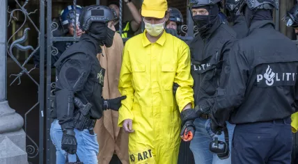 XR activists who chained themselves to the entrance gates and entrances of the bicycle tunnel under the Rijksmuseum are sawn loose by the police. The activists were then arrested.