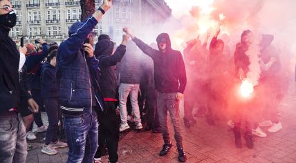 Ajax supporters gathered on Leidseplein to protest against police actions for early retirement. 