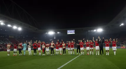 Players of AZ Alkmaar celebrate the 3-2 victory after the UEFA Europa League match between AZ Alkmaar and IF Elfsborg at the AFAS stadium on September 25, 2024 in Alkmaar, Netherlands.