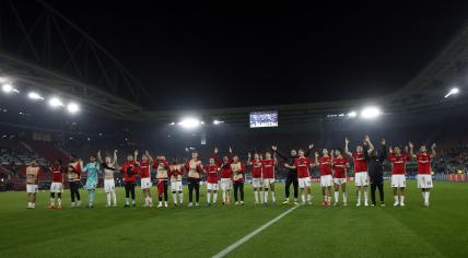 Players of AZ Alkmaar celebrate the 3-2 victory after the UEFA Europa League match between AZ Alkmaar and IF Elfsborg at the AFAS stadium on September 25, 2024 in Alkmaar, Netherlands.