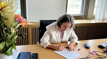 Minister Marjolein Faber of Asylum and Migration signing a letter asking the European Commission to give the Netherlands an opt-out on EU asylum policy, 18 September 2024