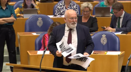 GroenLinks-PvdA leader Frans Timmermans holds up a heavily redacted memo from advisors telling Prime Minister Dick Schoof and Asylum Minister Marjolein Faber that there is not a legal basis to declare an asylum emergency. 19 September 2024