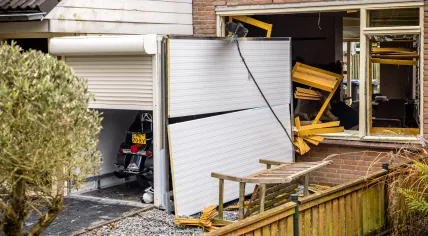 Police are investigating a badly damaged house in Eindhoven where an small scale rocket launcher exploded earlier. Three people were injured in the explosion. Two people have been arrested.