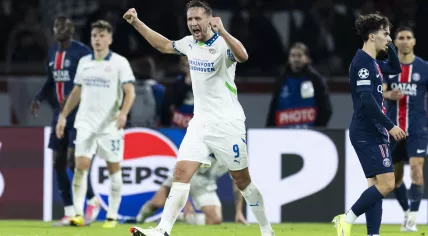 Luuk de Jong of PSV Eindhoven celebrates the 1-1 after the UEFA Champions League match between Paris Saint Germain and PSV Eindhoven at Parc des Princes on October 22, 2024 in Paris, France.