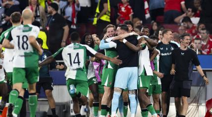 Feyenoord players celebrate the 1-3 during the UEFA Champions League match between Benfica and Feyenoord at Estadio do Benfica on October 23, 2024 in Lisbon, Portugal