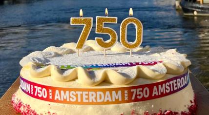 A birthday cake to kick off the start of Amsterdam's year-long celebration of its 750th anniversary, 27 October 2024