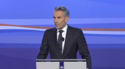 Prime Minister Dick Schoof discusses a Cabinet meeting with reporters. 21 October 2024
