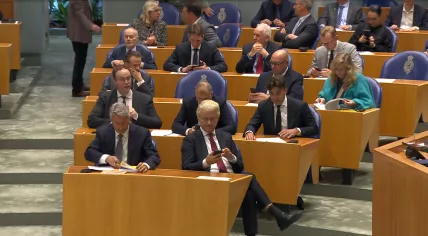 PVV leader Geert Wilders sitting alongside MP Edgar Mulder, in front of their colleagues in the Tweede Kamer, Elmar Vlottes, Gidi Markuszower, and Léon de Jong. 1 October 2024