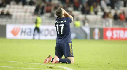 Alec Van Hoorenbeeck of Twente gestures at the end of the the UEFA Europa League match between OGC Nice and FC Twente in Nice, France, 07 November 2024.