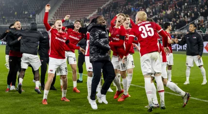 AZ Alkmaar players celebrate the victory with the fans after the UEFA Europa League match between AZ Alkmaar and Fenerbahce SK at the AFAS stadium on November 7, 2024 in Alkmaar, Netherlands.