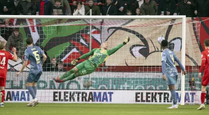 FC Twente scores the 2-1 during the Dutch Eredivisie match between FC Twente and Ajax Amsterdam at De Grolsch Veste Stadium on November 10, 2024 in Enschede, the Netherlands.