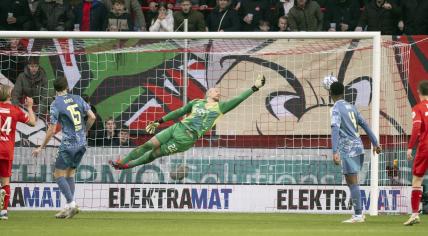 FC Twente scores the 2-1 during the Dutch Eredivisie match between FC Twente and Ajax Amsterdam at De Grolsch Veste Stadium on November 10, 2024 in Enschede, the Netherlands.