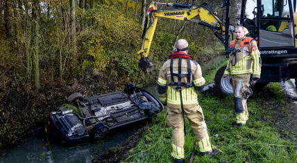 A 31-year-old woman from Nieuwendijk and her two young sons, aged 11 months and 2 years, were injured Friday morning after their car veered off the road and overturned in a canal in Uitwijk, Brabant.