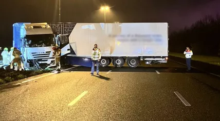 A truck drove through the crash barrier on the A16 near Breda, 19 November 2024