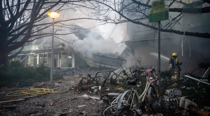 Emergency services are responding to a devastating explosion early Saturday morning that partially destroyed a three-story apartment building on Tarwekamp in The Hague