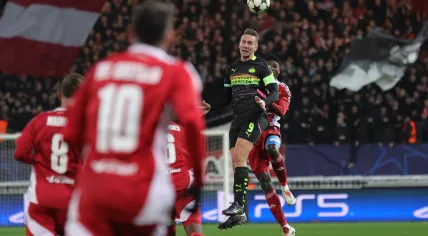 Luuk de Jong of PSV Eindhoven in action during the UEFA Champions League match between Brest and PSV Eindhoven in Guingamp, France, 10 December 2024