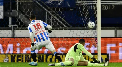  Ion Nicolaescu of sc Heerenveen scores the 1-0 past PSV Eindhoven goalkeeper Walter Benitez during the Dutch Eredivisie match between SC Heerenveen and PSV at Abe Lenstra Stadion on December 14, 2024 in Heerenveen, Netherlands.