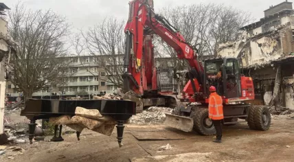 A grand piano being retrieved intact from the ruins on Tarwekamp, The Hague