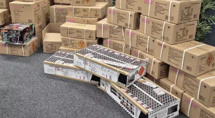 More than 800 kilograms of illegal fireworks were found in a company building on the Cornelis Verolmeweg in Sassenheim