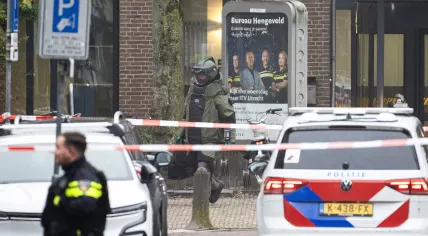 The Explosive Ordnance Disposal Service is present at the Paardenveld police station on Kroonstraat. The police are talking about a suspicious situation and have evacuated the building.