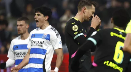  Luuk de Jong of PSV Eindhoven disappointed after his penalty miss during the Dutch Eredivisie match between PEC Zwolle and PSV Eindhoven at the MAC3Park stadium on January 18, 2025 in Zwolle, Netherlands