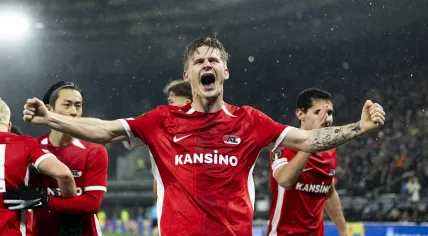 David Moller Wolfe of AZ Alkmaar celebrates the 1-0 during the UEFA Europa League match between AZ Alkmaar and AS Roma at the AFAS stadium on January 23, 2025 in Alkmaar, Netherlands
