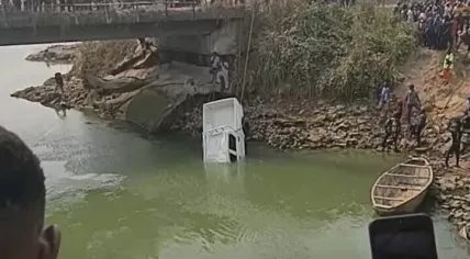 Photo of the vehicle of Dutch director Gibson Reuben being taken out of the water.