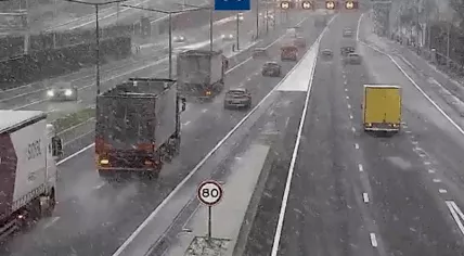 Snow blows across the N7 in Groningen, leading authorities to reduce the speed limit due to low visibility and icy conditions. 3 January 2025
