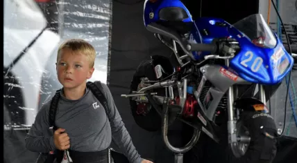 Sid Veijer, the 7-year-old boy who was seriously injured two weeks ago in a go-karting accident at an indoor track in Swalmen, Limburg, has died from his injuries.