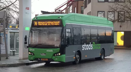 A Qbuzz bus running from Gorinchem Station to Nieuw-Lekkerland as part of the stadsBuzz service in Zuid-Holland. 25 Feb. 2022