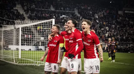 Jordy Clasie of AZ Alkmaar, Mayckel Lahdo of AZ Alkmaar, Troy Parrott of AZ, David Moller Wolfe of AZ Alkmaar celebrate the 3-1 during the Europa League play-off match between AZ Alkmaar and Galatasaray SK at AFAS stadium on February 13, 2025 in Alkmaar, Netherlands