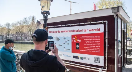 Signs posted near the Weerdsluis in Utrecht explain the purpose of the Fish Doorbell. 27 April 2021
