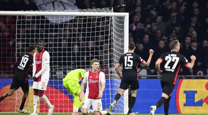 Ellyes Skhiri of Eintracht Frankfurt scores to make it 1-2. (l-r) Jorthy Mokio of Ajax, Anton Gaaei of Ajax, Ajax goalkeeper Jay Gorter, Ellyes Skhiri of Eintracht Frankfurt, Mario Götze of Eintracht Frankfurt during the UEFA Europa League match between AFC Ajax and Eintracht Frankfurt at Johan Cruijff ArenA on March 6, 2025 in Amsterdam, Netherlands.