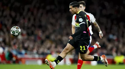 Couhaib Driouech of PSV Eindhoven scores the 2-2 during the UEFA Champions League match between Arsenal FC and PSV Eindhoven at Emirates Stadium on March 12, 2025 in London, England.